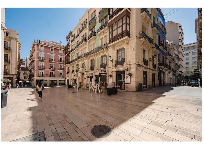 Charming Flat At Historic Centre & Short Walk To *